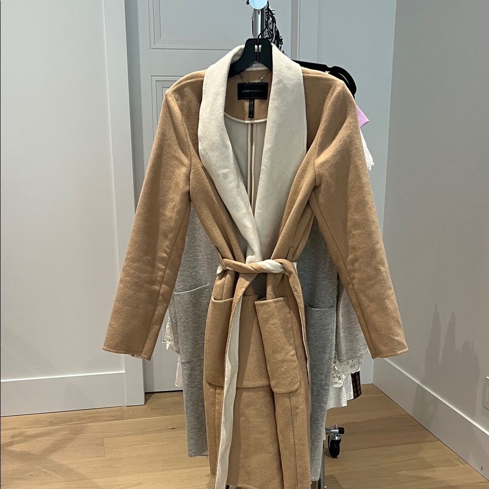 BCBGMaxAzria Camel and Ivory Robe